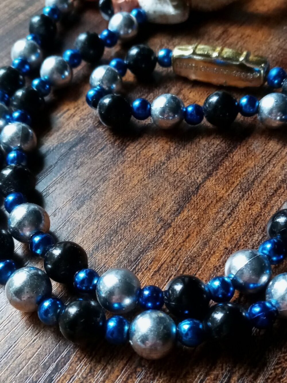 Vintage Mardi Gras Throw Bead Necklace w/3 Elvis Presley Figurines 🕺🎙️🎸⚡️ - Picture 14 of 16
